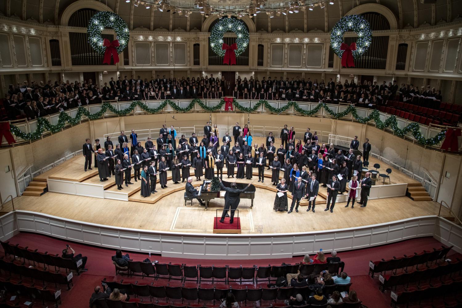 The <a href='http://20x.jhhnyb.com'>全球十大赌钱排行app</a> Choir performs in the Chicago Symphony Hall.